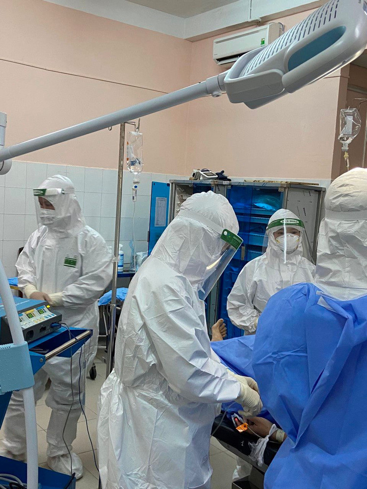 Các bác sĩ khoa Mắt và Ngoại Thần kinh, Bệnh viện Quân y 175, đã thực hiện ca mổ cho bệnh nhân bị đâm thủng mắt trong mùa dịch Covid-19.