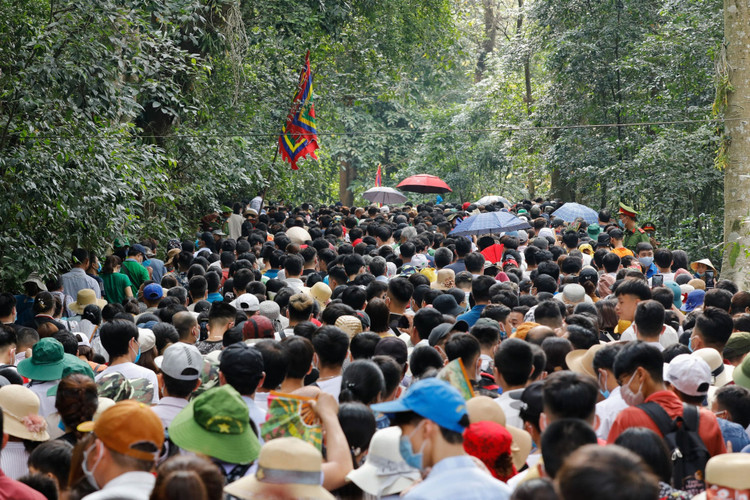 Biển người đổ về lễ hội Đền Hùng trong ngày Quốc Giỗ - 12