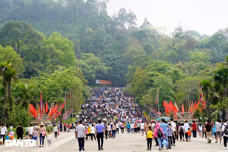 Biển người đổ về lễ hội Đền Hùng trong ngày Quốc Giỗ - 1