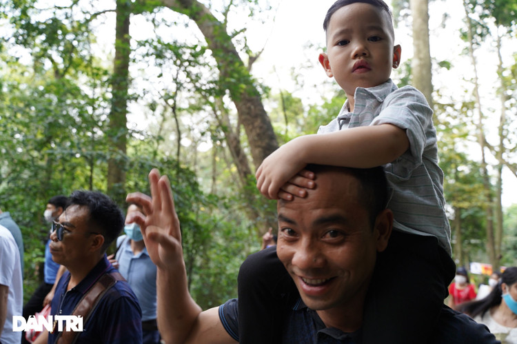 Biển người đổ về lễ hội Đền Hùng trong ngày Quốc Giỗ - 8