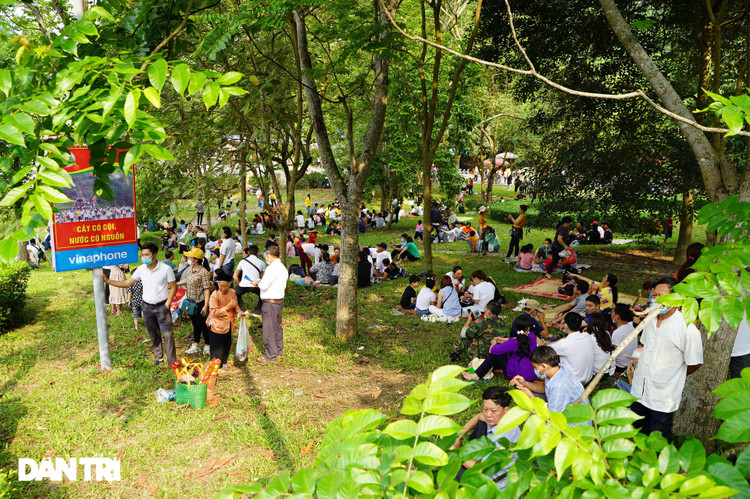 Biển người đổ về lễ hội Đền Hùng trong ngày Quốc Giỗ - 13