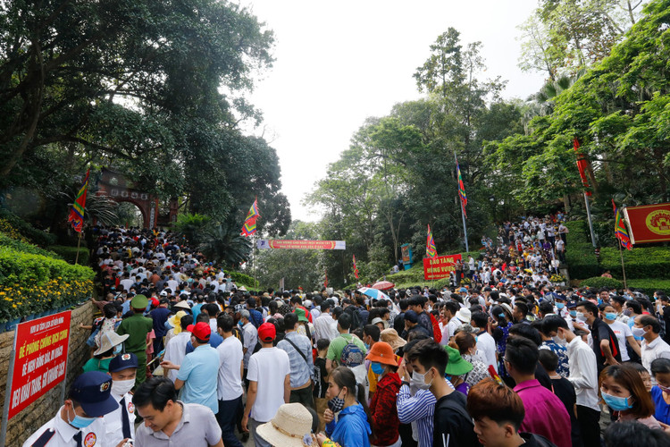 Biển người đổ về lễ hội Đền Hùng trong ngày Quốc Giỗ - 2