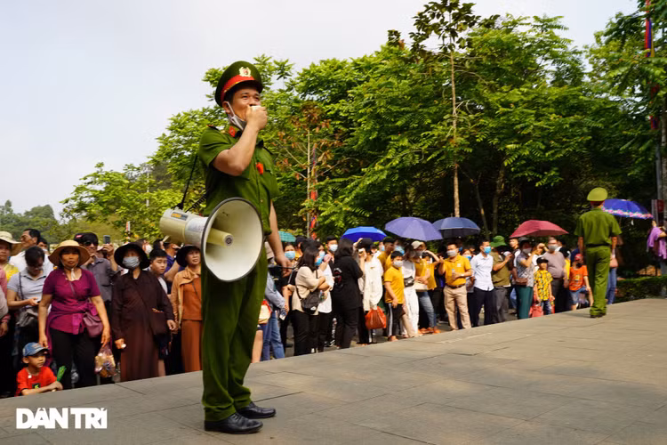 Biển người đổ về lễ hội Đền Hùng trong ngày Quốc Giỗ - 3