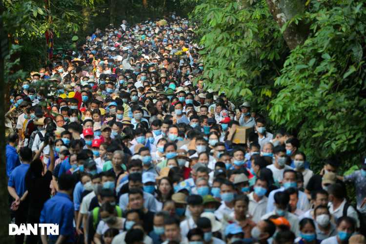Biển người đổ về lễ hội Đền Hùng trong ngày Quốc Giỗ - 10
