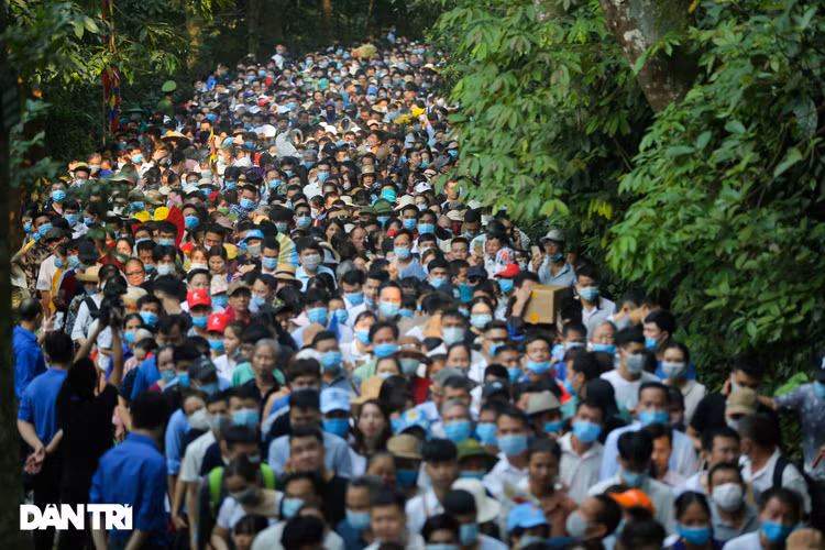 Biển người đổ về lễ hội Đền Hùng trong ngày Quốc Giỗ - 10