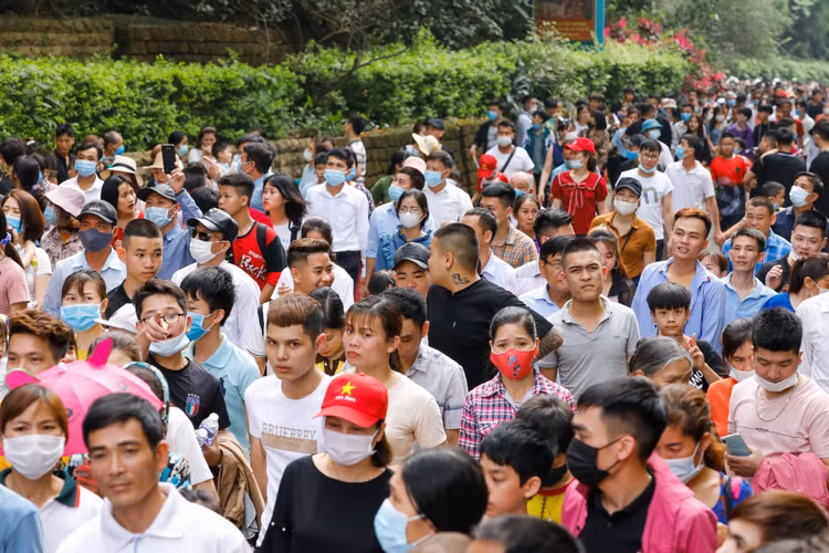 Biển người đổ về lễ hội Đền Hùng trong ngày Quốc Giỗ - 7