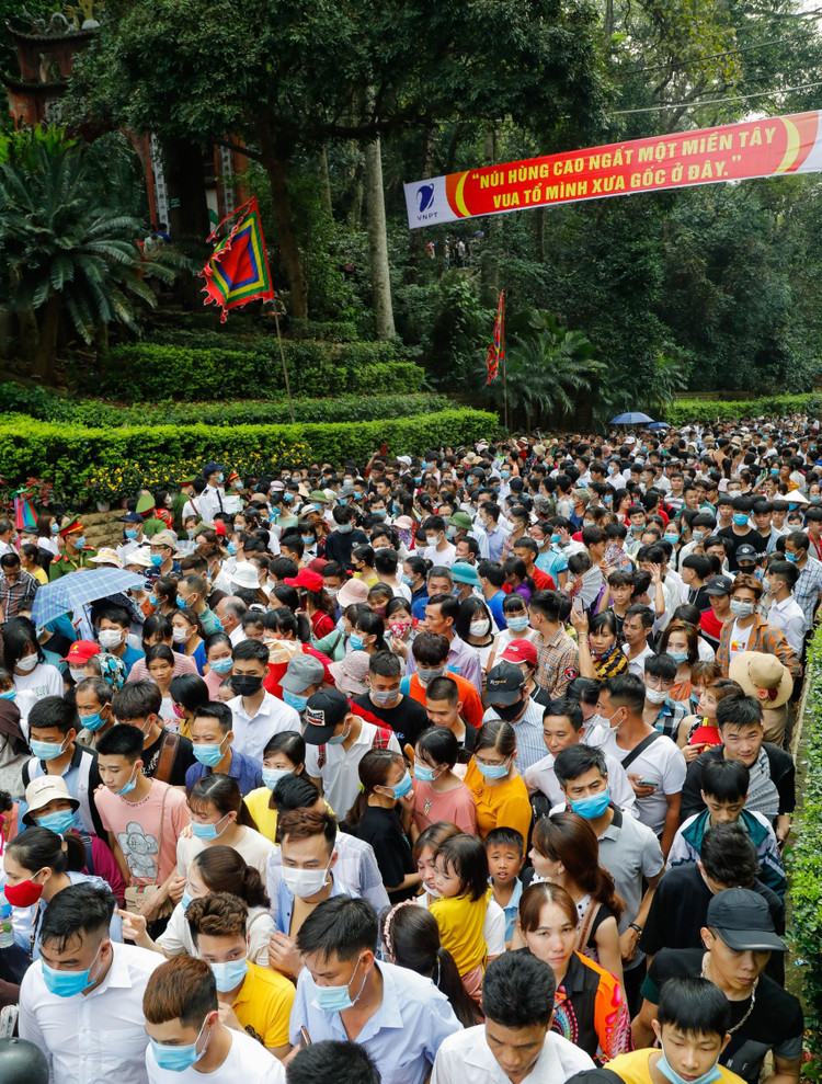 Biển người đổ về lễ hội Đền Hùng trong ngày Quốc Giỗ - 5