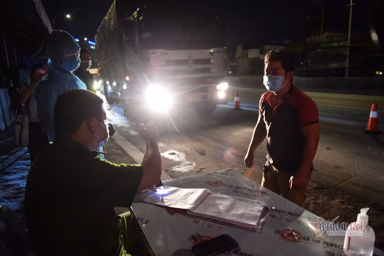 TP.HCM kích hoạt 12 chốt, ngày đêm đo thân nhiệt phòng dịch Covid-19