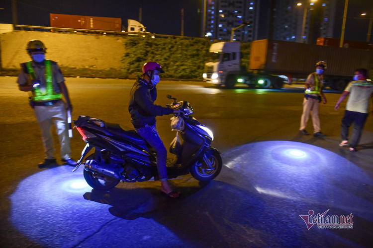 TP.HCM kích hoạt 12 chốt, ngày đêm đo thân nhiệt phòng dịch Covid-19