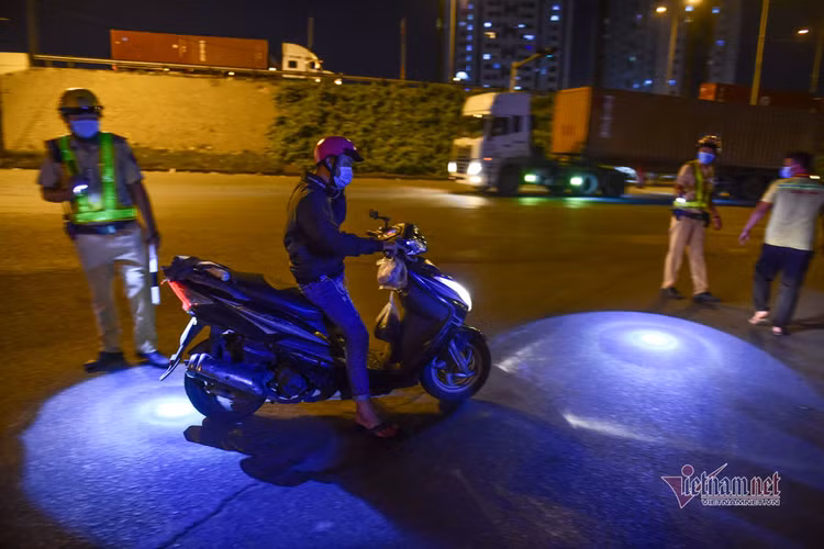 TP.HCM kích hoạt 12 chốt, ngày đêm đo thân nhiệt phòng dịch Covid-19