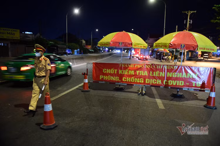 TP.HCM kích hoạt 12 chốt, ngày đêm đo thân nhiệt phòng dịch Covid-19