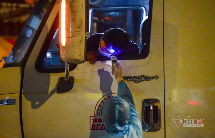 TP.HCM kích hoạt 12 chốt, ngày đêm đo thân nhiệt phòng dịch Covid-19