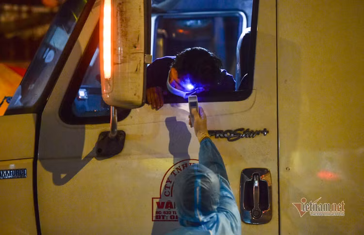 TP.HCM kích hoạt 12 chốt, ngày đêm đo thân nhiệt phòng dịch Covid-19