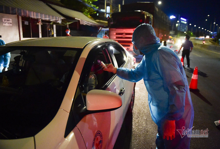 TP.HCM kích hoạt 12 chốt, ngày đêm đo thân nhiệt phòng dịch Covid-19