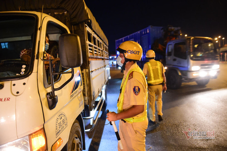 TP.HCM kích hoạt 12 chốt, ngày đêm đo thân nhiệt phòng dịch Covid-19