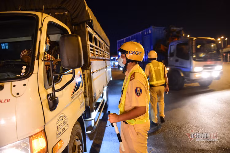 TP.HCM kích hoạt 12 chốt, ngày đêm đo thân nhiệt phòng dịch Covid-19