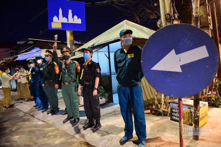 TP.HCM kích hoạt 12 chốt, ngày đêm đo thân nhiệt phòng dịch Covid-19