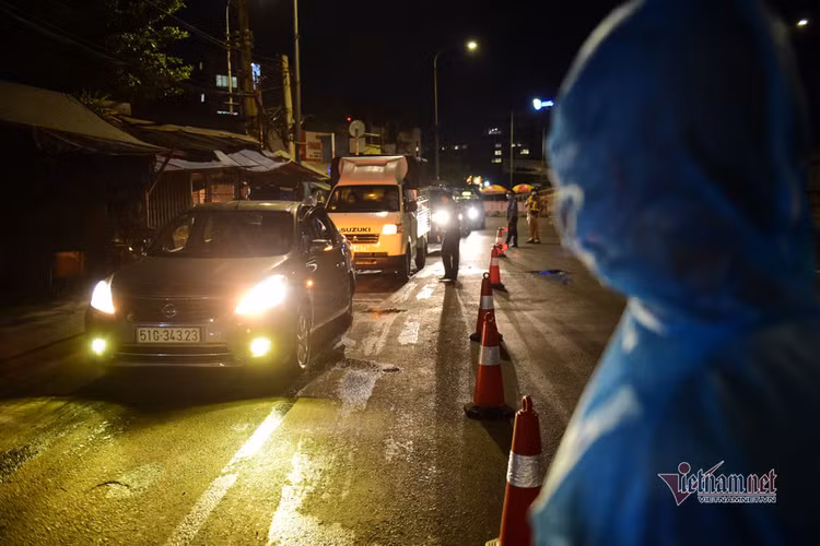 TP.HCM kích hoạt 12 chốt, ngày đêm đo thân nhiệt phòng dịch Covid-19
