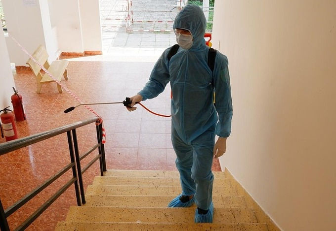 Nhân viên y tế TP HCM thực hiện khử khuẩn thường xuyên tại khu cách ly ngày 29 Tết. Ảnh: HCDC.