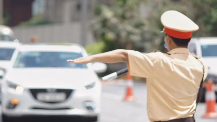 Lo ùn tắc sau kỳ nghỉ lễ 30/4, CSGT bố trí xe cứu hộ sẵn sàng ứng phó