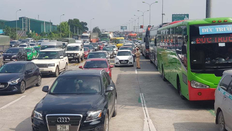 Lo ùn tắc sau kỳ nghỉ lễ 30/4, CSGT bố trí xe cứu hộ sẵn sàng ứng phó