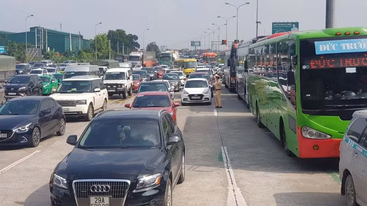 Lo ùn tắc sau kỳ nghỉ lễ 30/4, CSGT bố trí xe cứu hộ sẵn sàng ứng phó