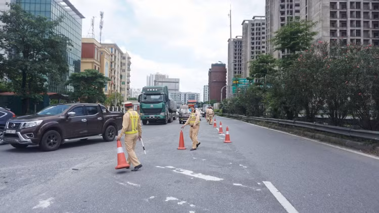 Lo ùn tắc sau kỳ nghỉ lễ 30/4, CSGT bố trí xe cứu hộ sẵn sàng ứng phó