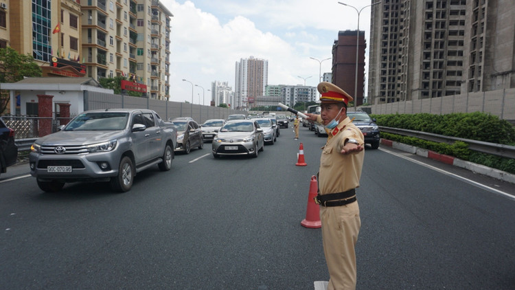 Lo ùn tắc sau kỳ nghỉ lễ 30/4, CSGT bố trí xe cứu hộ sẵn sàng ứng phó