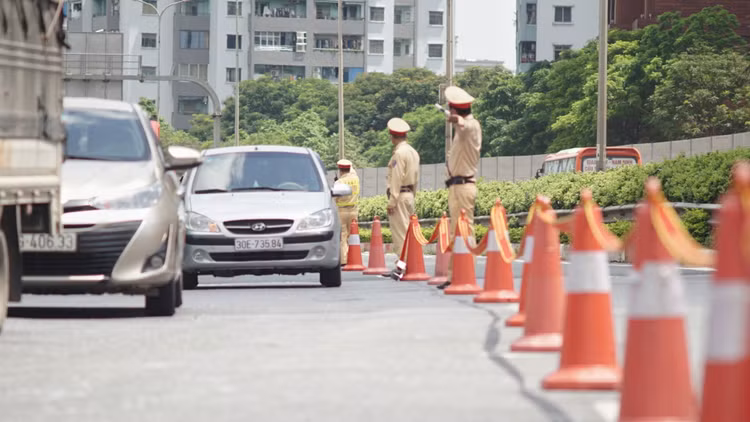 Lo ùn tắc sau kỳ nghỉ lễ 30/4, CSGT bố trí xe cứu hộ sẵn sàng ứng phó