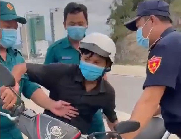 Giu xe nguoi dan di mua banh mi o Nha Trang anh 1