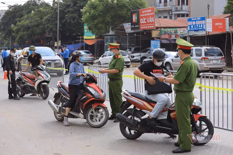 Bí thư Hà Nội thị sát điểm lập chốt kiểm soát vùng 1