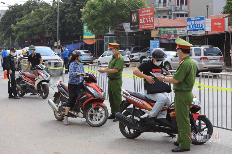Bí thư Hà Nội thị sát điểm lập chốt kiểm soát vùng 1