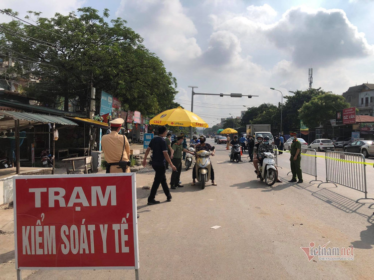 Bí thư Hà Nội thị sát điểm lập chốt kiểm soát vùng 1