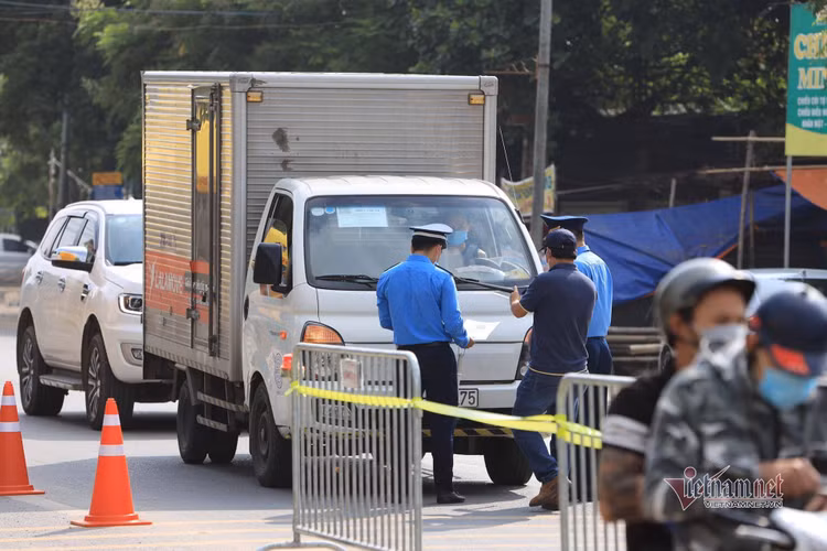 Bí thư Hà Nội thị sát điểm lập chốt kiểm soát vùng 1