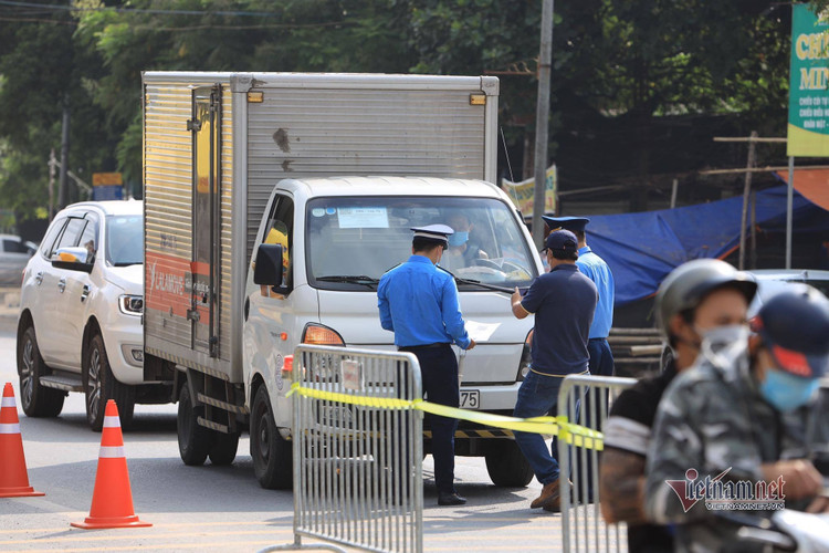 Bí thư Hà Nội thị sát điểm lập chốt kiểm soát vùng 1