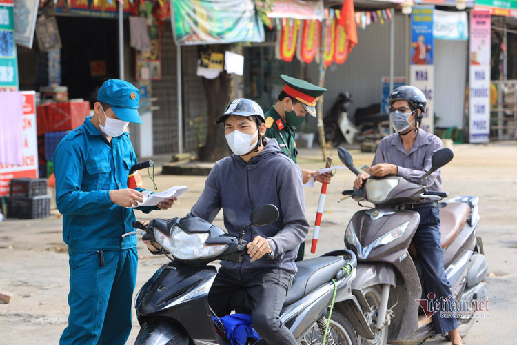 Bí thư Hà Nội thị sát điểm lập chốt kiểm soát vùng 1