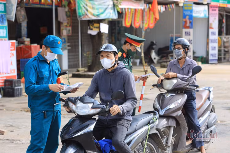 Bí thư Hà Nội thị sát điểm lập chốt kiểm soát vùng 1