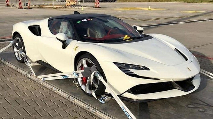 Nhiều siêu xe chào hàng đại gia Việt giá vài chục tỷ đồng