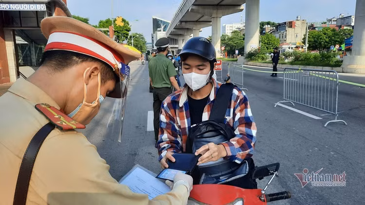 Bí thư Hà Nội thị sát điểm lập chốt kiểm soát vùng 1