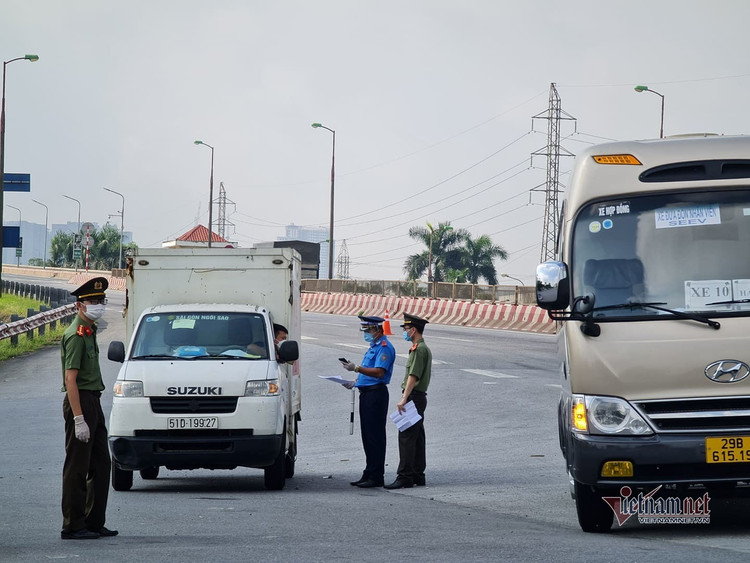 Bí thư Hà Nội thị sát điểm lập chốt kiểm soát vùng 1