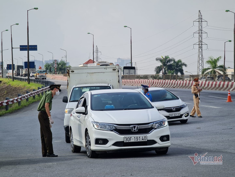 Bí thư Hà Nội thị sát điểm lập chốt kiểm soát vùng 1