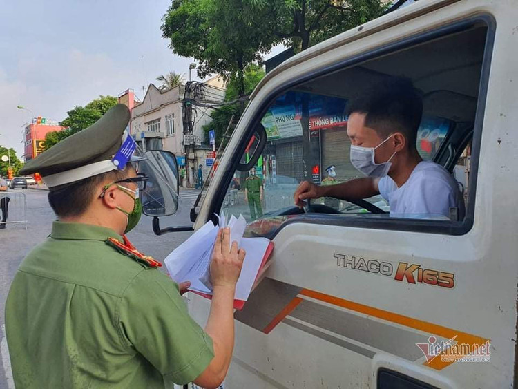 Bí thư Hà Nội thị sát điểm lập chốt kiểm soát vùng 1