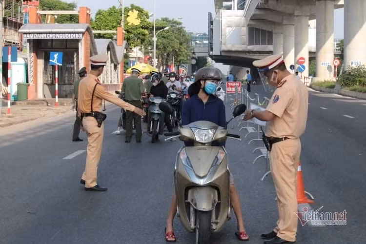 Bí thư Hà Nội thị sát điểm lập chốt kiểm soát vùng 1