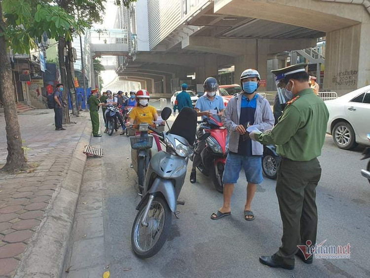 Bí thư Hà Nội thị sát điểm lập chốt kiểm soát vùng 1