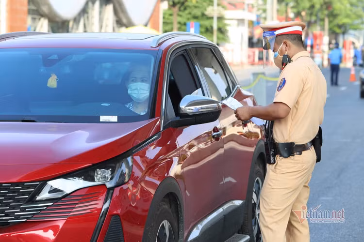 Bí thư Hà Nội thị sát điểm lập chốt kiểm soát vùng 1