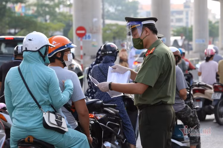 Bí thư Hà Nội thị sát điểm lập chốt kiểm soát vùng 1