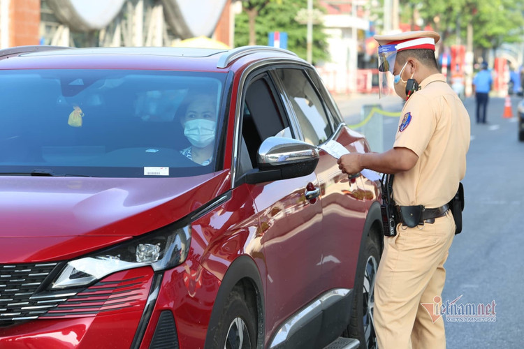 Bí thư Hà Nội thị sát điểm lập chốt kiểm soát vùng 1