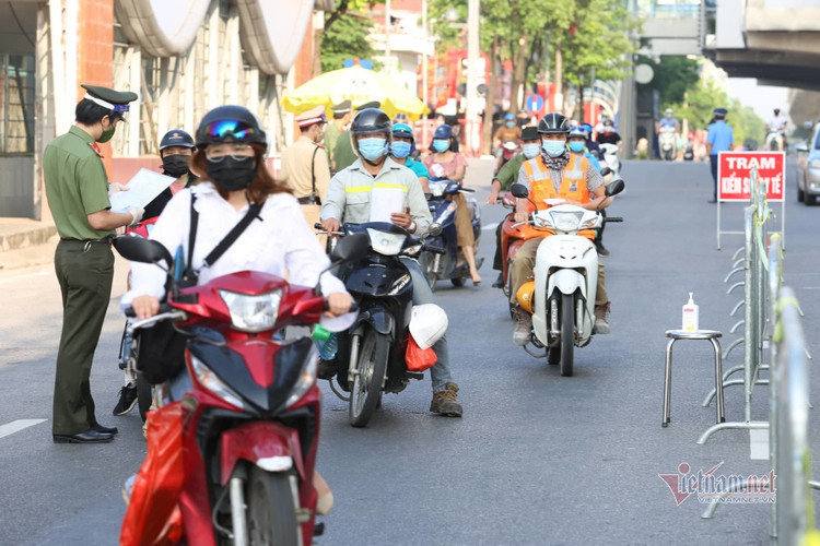 Bí thư Hà Nội thị sát điểm lập chốt kiểm soát vùng 1