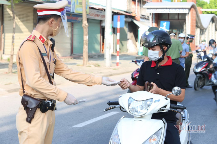 Bí thư Hà Nội thị sát điểm lập chốt kiểm soát vùng 1