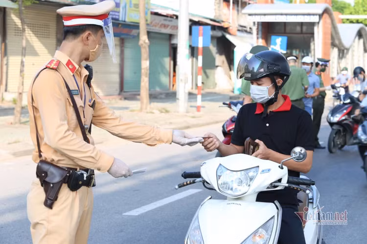 Bí thư Hà Nội thị sát điểm lập chốt kiểm soát vùng 1